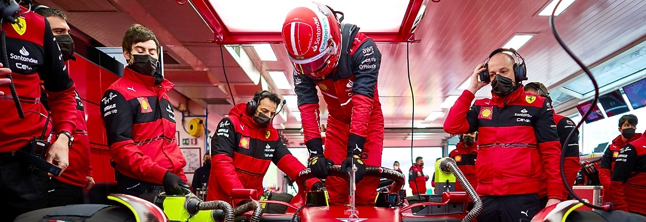Piloto saliendo de un coche de formula 1