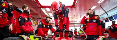 Piloto saliendo de un coche de formula 1