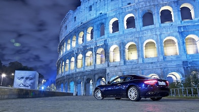 Auto negro por la noche delante del Coliseo