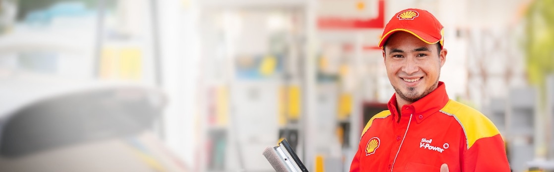 Empleado de Shell sonriendo para la camara