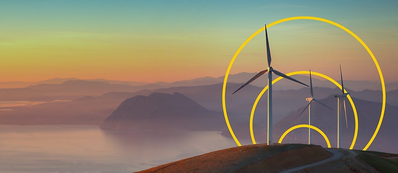 Foto de tres turbinas eólicas en una colina con un resumen del gráfico de Obtención de cero emisiones netas.