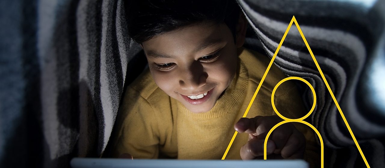 Foto de un niño pequeño mirando una tableta con un resumen del gráfico de Impulsar vidas