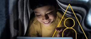 Foto de un niño pequeño mirando una tableta con un resumen del gráfico de Impulsar vidas