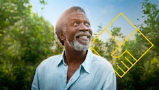 Hombre sonriente con barba delante de unos árboles con un resumen del gráfico de generación de valor para el accionista