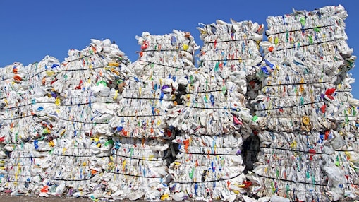 Pilas de bolsas plásticas en una instalación de residuos