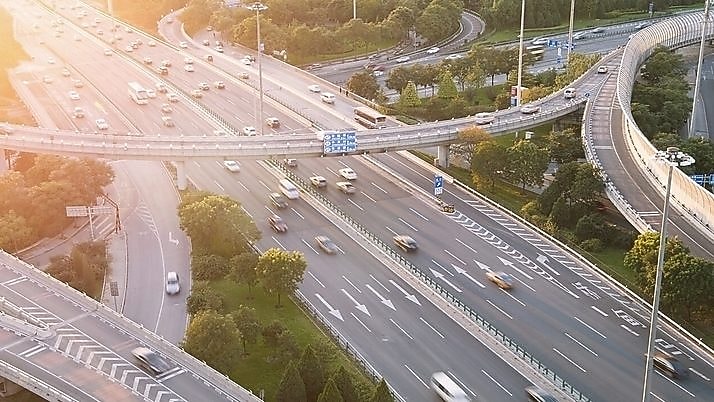 Autos circulando por una compleja estructura viaria con pasos superiores e inferiores