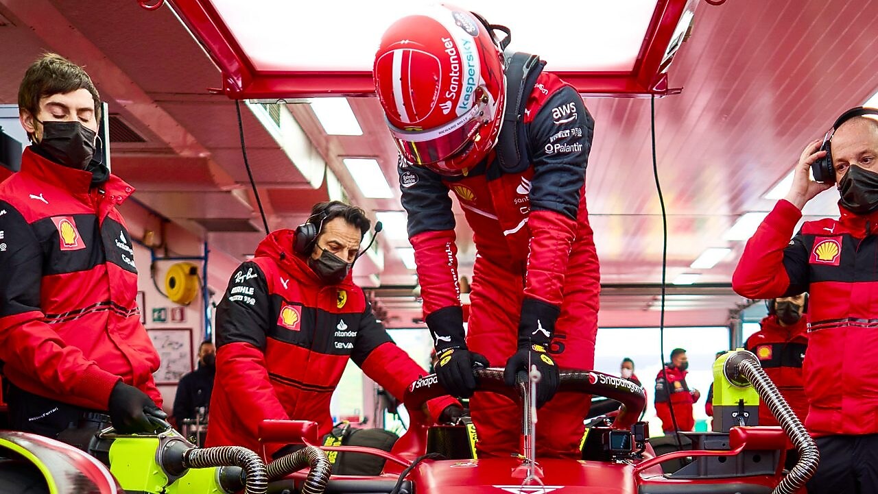 Piloto saliendo de un coche de formula 1