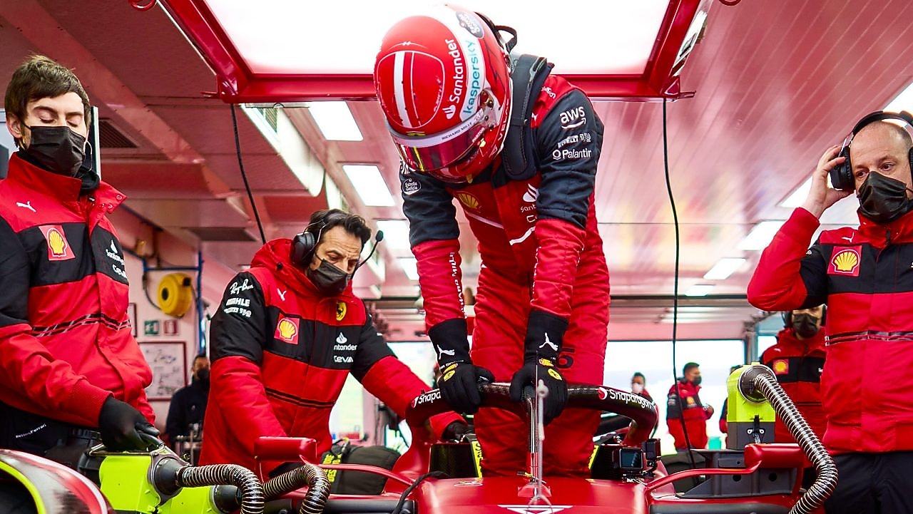 Auto color gris conduciendo por la carretera de la ciudad en la noche. Luces en carretera con efecto de movimiento.