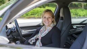 Vicki Butler-Henderson sentada al volante