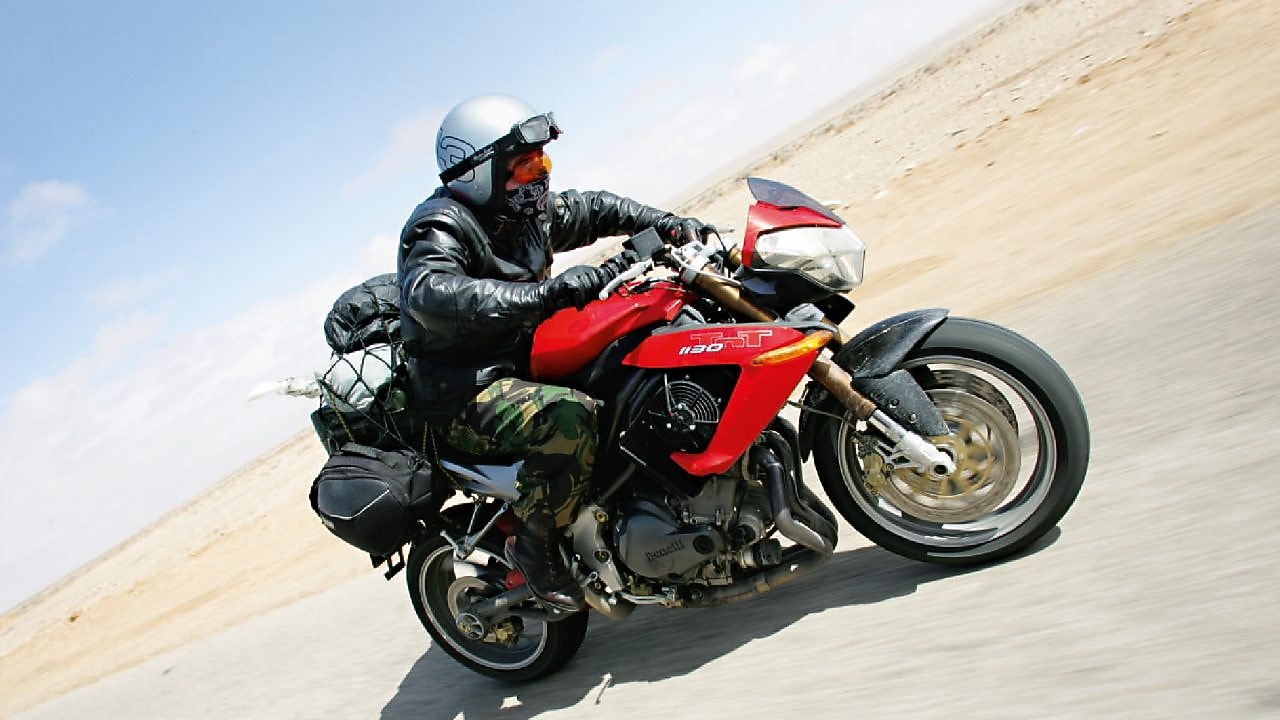 Gary Inman conduciendo una moto por el desierto