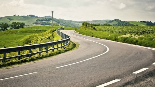 Ruta bien conservada rodeada de árboles