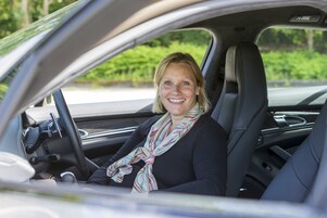 Vicki Butler-Henderson sentada al volante