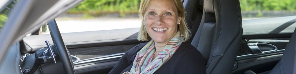 Vicki Butler-Henderson sentada al volante