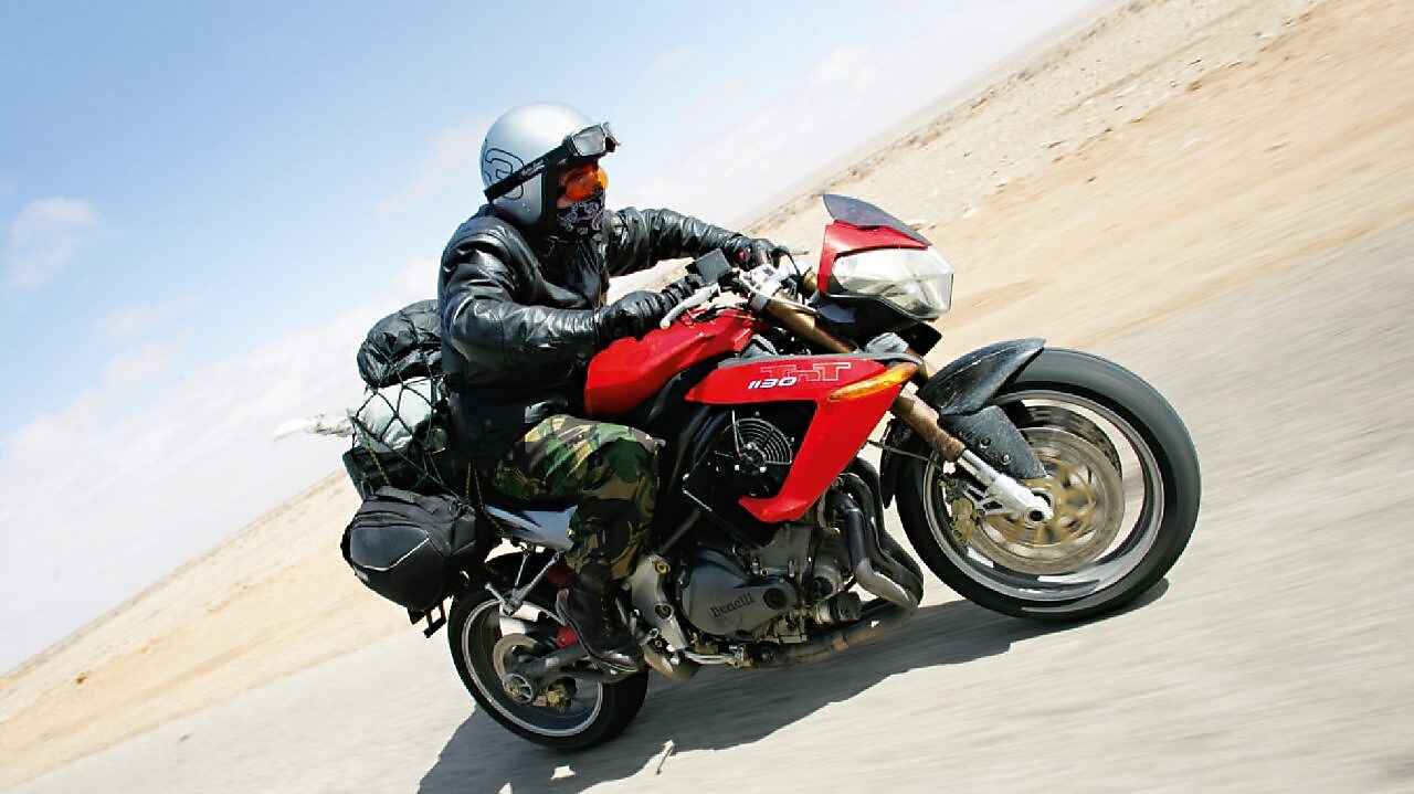 Gary Inman conduciendo una moto por el desierto