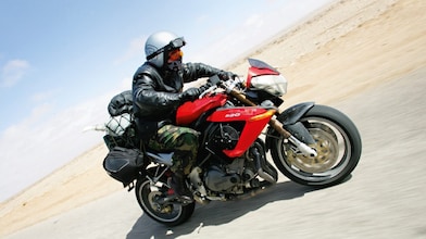 Gary Inman conduciendo una moto por el desierto