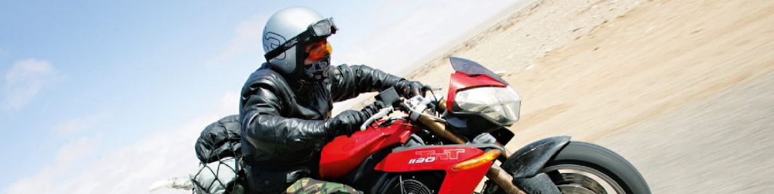 Gary Inman conduciendo una moto por el desierto