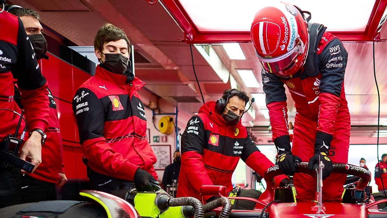 Auto color gris conduciendo por la carretera de la ciudad en la noche. Luces en carretera con efecto de movimiento.