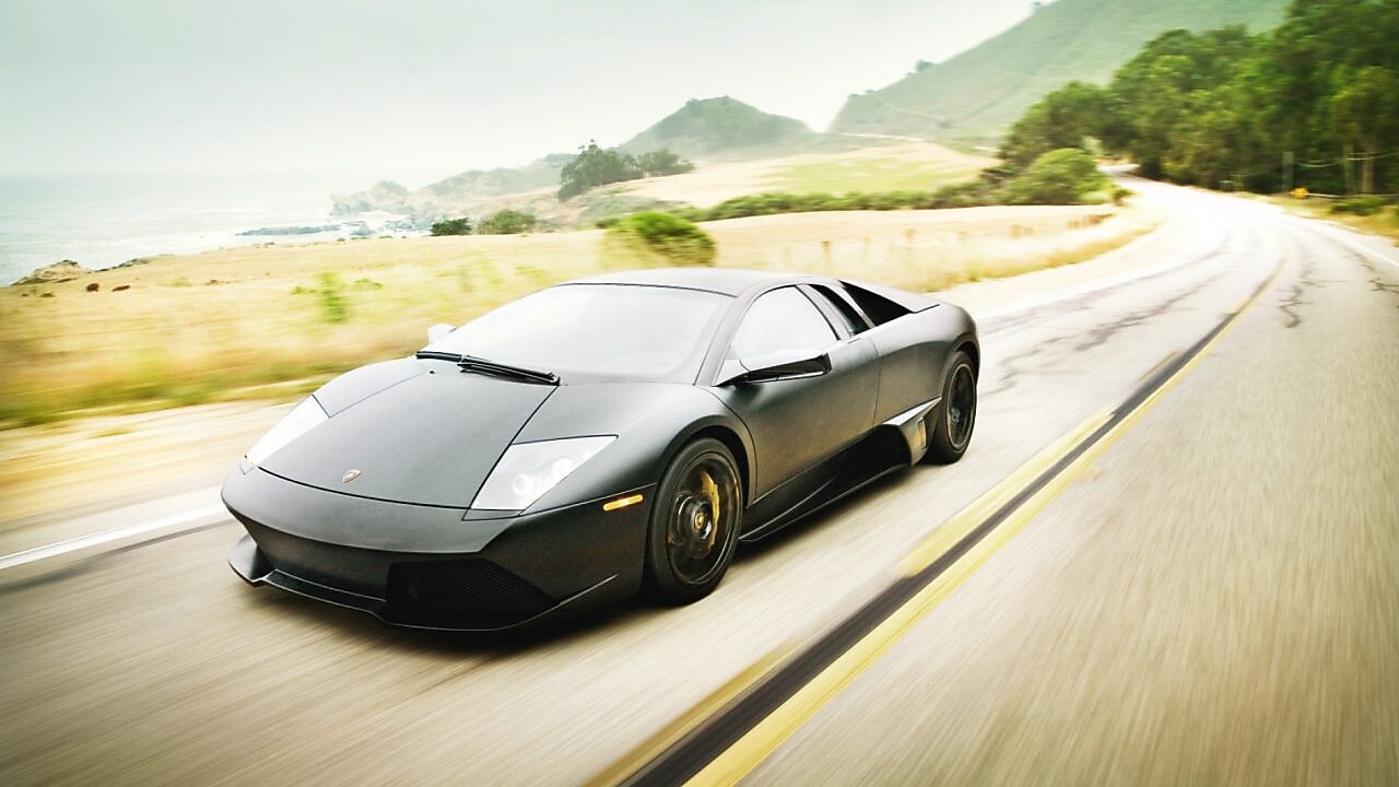 Auto deportivo circulando por la ruta del Pacífico