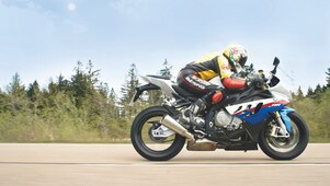 Motociclista circulando por una ruta