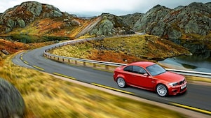 Sedan rojo circulando por la ruta en Noruega