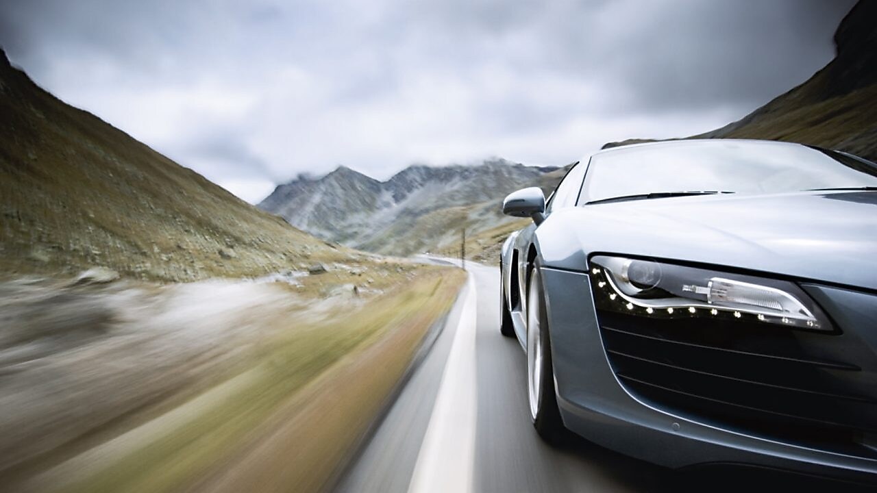Auto circulando por una carretera de montaña sinuosa