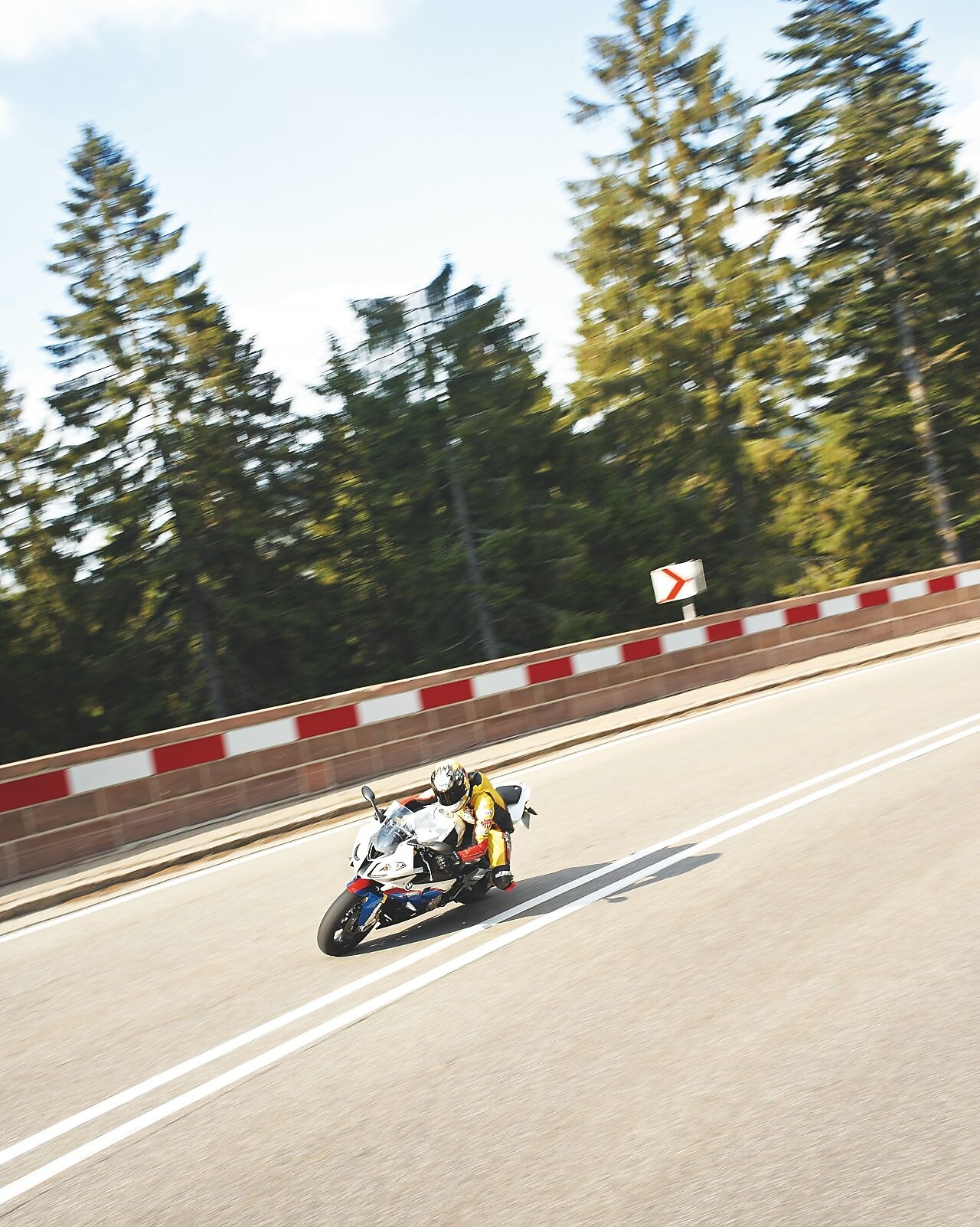 Moto circulando por la curva de una vía