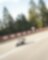 Moto circulando por la curva de una vía
