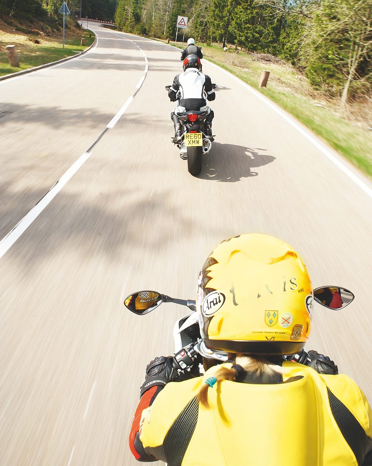 Tres motos circulando por una ruta de montaña