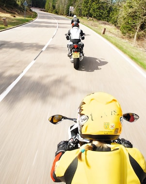 Tres motos circulando por una ruta de montaña