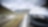 Auto circulando por una carretera de montaña sinuosa