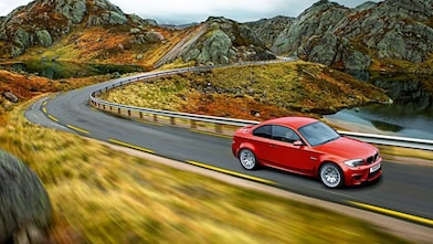 Sedan rojo circulando por la ruta en Noruega