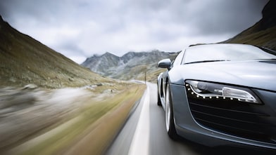 Auto circulando por una carretera de montaña sinuosa
