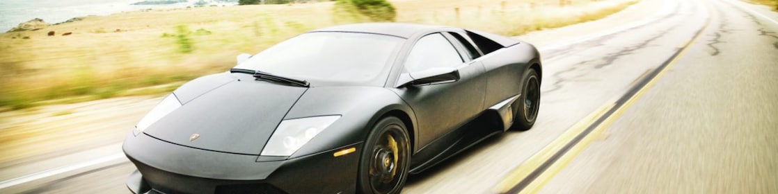 Auto deportivo circulando por la ruta del Pacífico