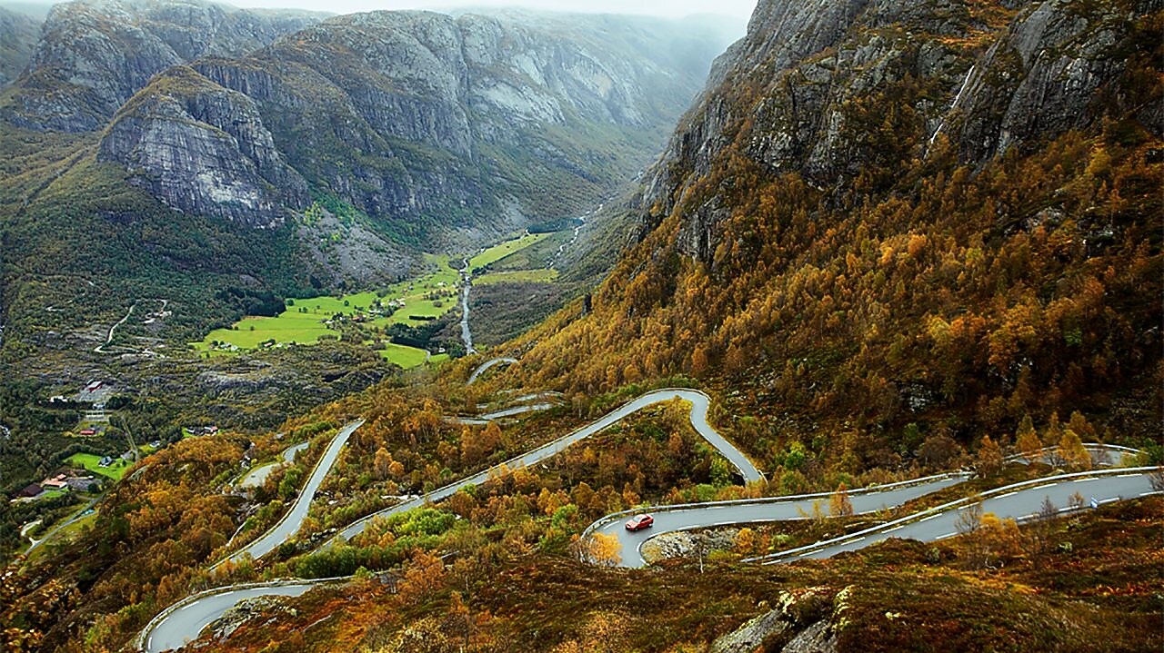 Carretera en zigzag en un hermoso paisaje natural
