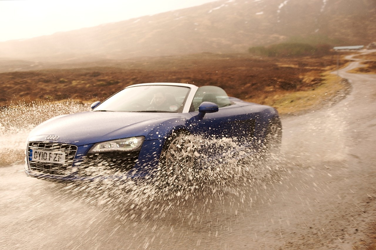 Autos circulando por el agua en una ruta