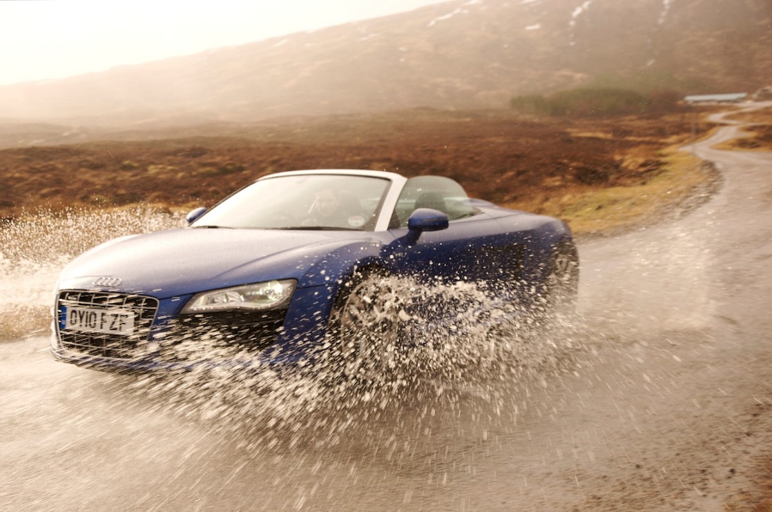 Autos circulando por el agua en una ruta