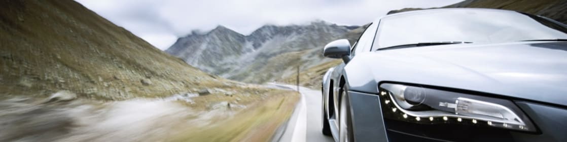 Auto circulando por una carretera de montaña sinuosa