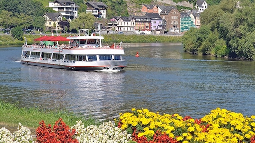 Barco en el agua con un hermoso paisaje de fondo en una ciudad europea