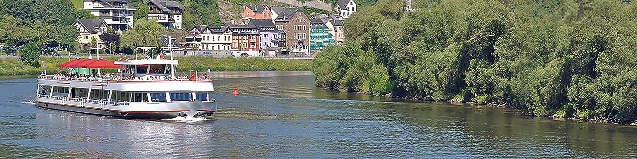 Barco en el agua con un hermoso paisaje de fondo en una ciudad europea