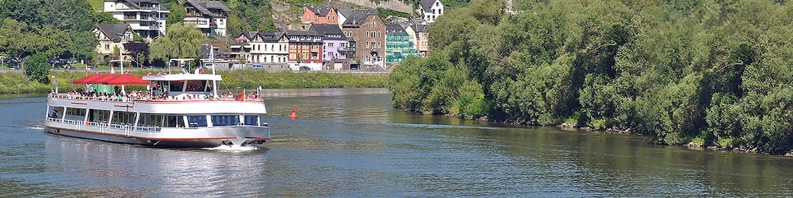 Barco en el agua con un hermoso paisaje de fondo en una ciudad europea