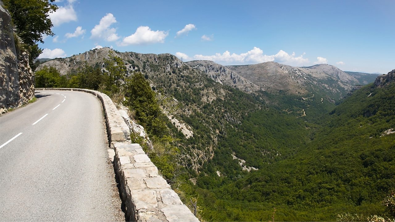 Rutas entre montañas con un hermoso entorno natural