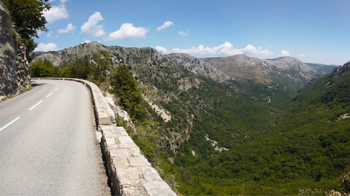 Rutas entre montañas con un hermoso entorno natural