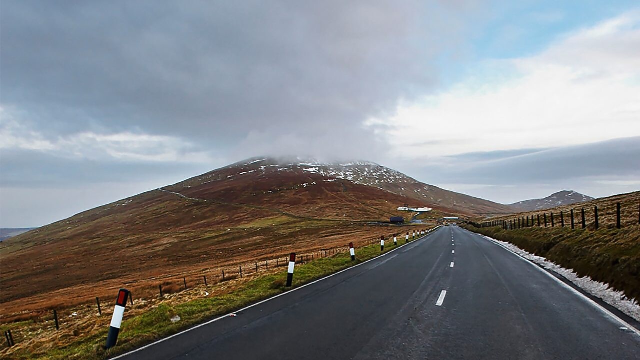 Ruta vacía en un entorno abierto