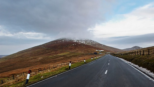 Ruta vacía en un entorno abierto