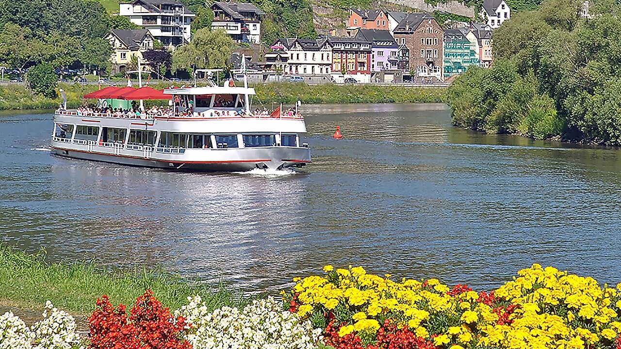 Barco en el agua con un hermoso paisaje de fondo en una ciudad europea