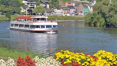 Barco en el agua con un hermoso paisaje de fondo en una ciudad europea