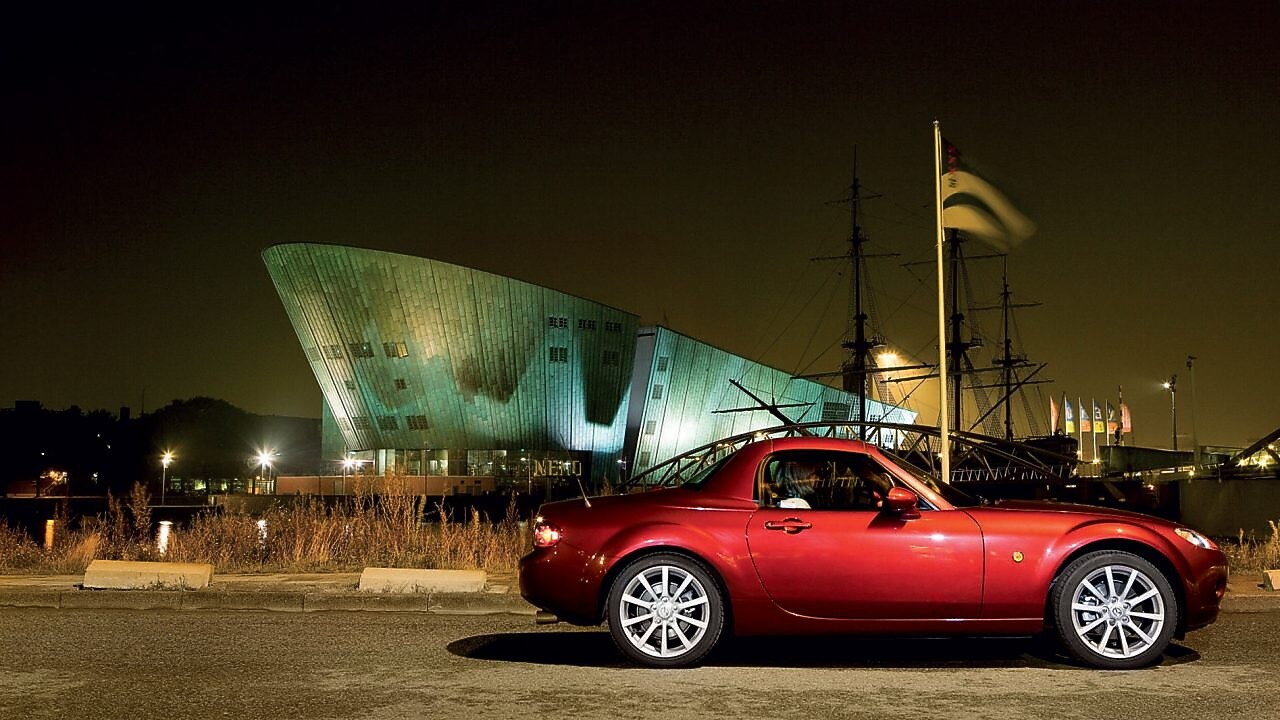Auto rojo estacionado en las calles de Ámsterdam