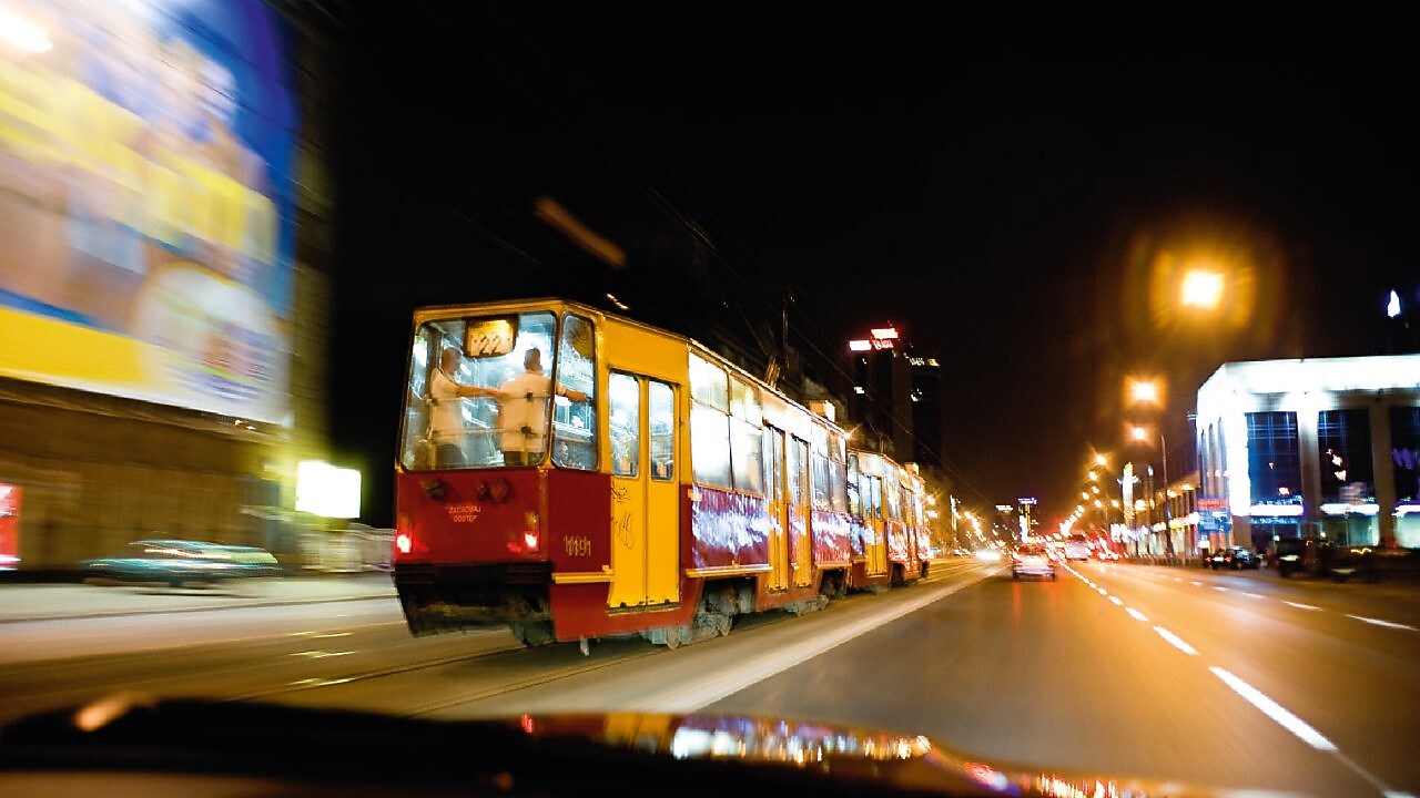 Tranvía en una calle de Varsovia de noche