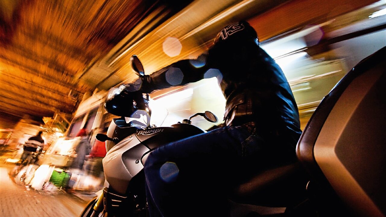 Hombre conduciendo una moto en Marrakech de noche