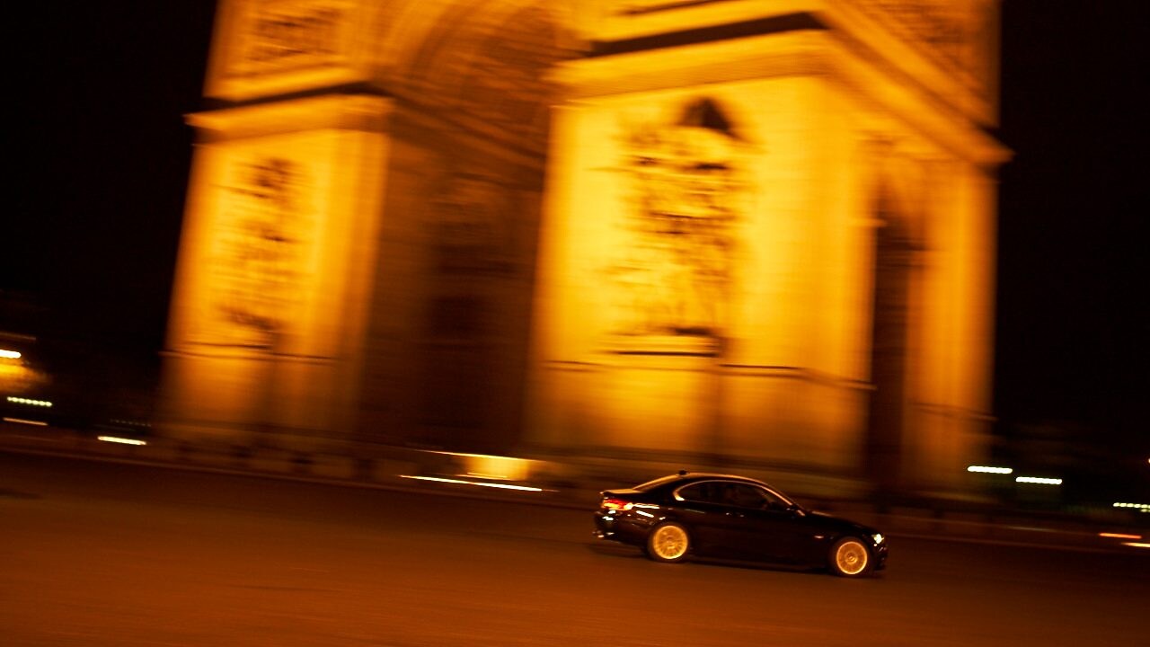 Auto circulando de noche en París